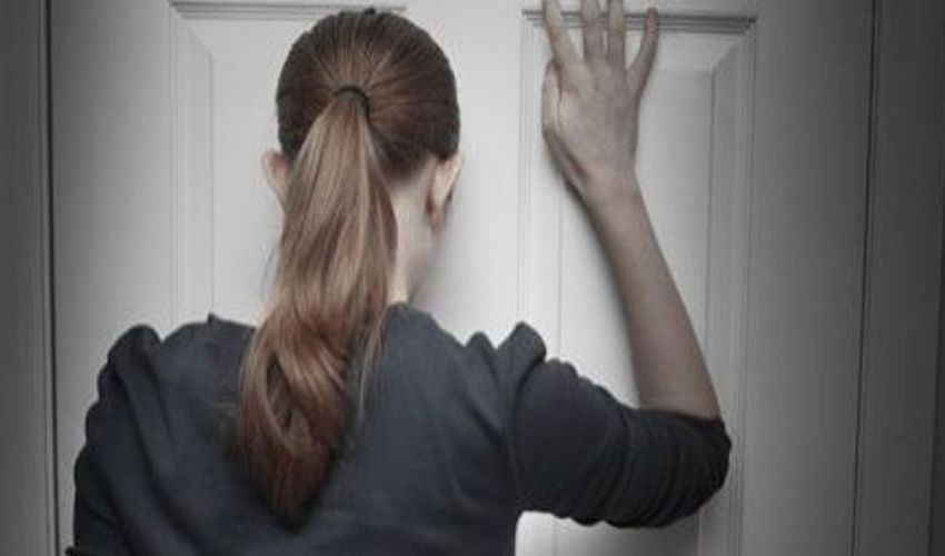 Bewoner van Rijswijk wacht voor een deur die in het slot is gevallen Bewoner van Rijswijk wacht voor een deur die in het slot is gevallen
