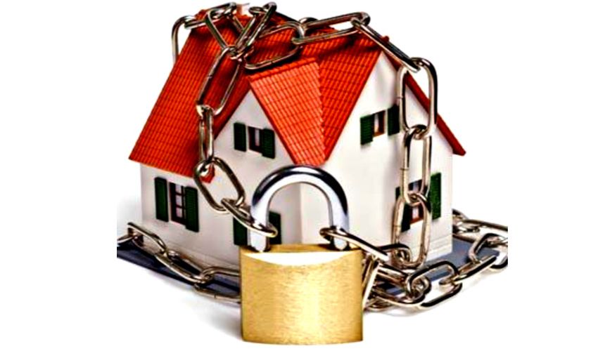 Zwaar beslag op een achterdeur van een woning in Rijswijk Zwaar beslag op een achterdeur van een woning in Rijswijk